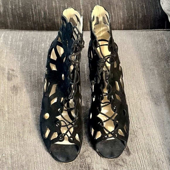 MANOLO BLAHNIK BLACK KAHIKA LASER-CUT FLOWER BOOTIES LACE UP HEELS -SIZE 39.5 - Picture 2 of 13